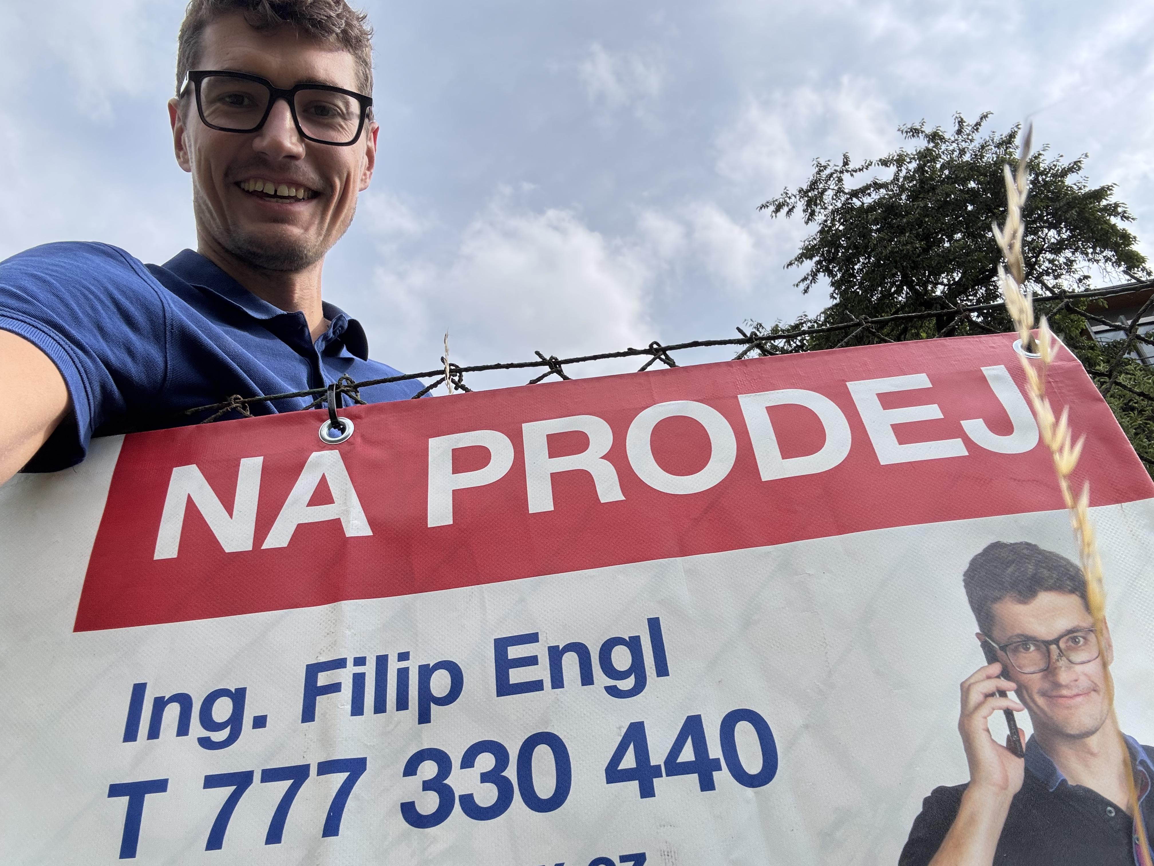 <h2 class="h2">O <span style="color: #dc1c2e;">mně</span></h2>
<p class="MsoNormal" style="margin: 0cm 0cm 8pt; line-height: 18.4px; font-size: 12pt; font-family: Calibri, sans-serif;">Vždy mě bavilo propojovat věci tak, aby fungovaly. Jako <strong>realitní makléř RE/MAX Delux</strong> z Pístovic se <strong>od roku 2015</strong> s plnou vášní a spolehlivostí <strong>věnuji svým klientům</strong>. Vaše realitní sny plním díky nejmodernějším marketingovým nástrojům a <strong>férovému jednání</strong>. Mou prioritou je vaše spokojenost a důvěra. Moji Vášní jsou <strong>nejen reality, ale i cyklistika a aktivní život obecně</strong>. Hledáte spolehlivost a lidský přístup? Jsem tu pro vás, ozvěte se!</p>