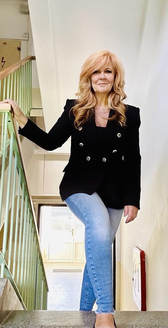 <h2 class="h2">O <span style="color: #dc1c2e;">mně</span></h2>
<p><span lang="cs">Přejete si rychlý, bezproblémový a také co nejvýhodný prodej nebo pronájem vaší nemovitosti? <strong>Prvotřídní služby,</strong> veřejné hodnocení klientů, ale i <strong>důraz na</strong> vzdělání a <strong>etiku, lidskost a empatii </strong>, použití nejmodernějších technologií, <strong>individuální přístup</strong> a spolupráce s experty z oboru.</span></p>