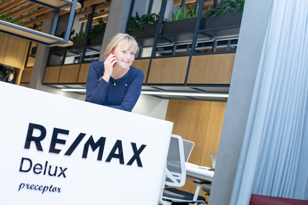 <h2 class="h2">Pracuj pro <span style="color: #dc1c2e;">nejsilnější realitní značku</span></h2>
<p>Staňte se součástí týmu RE/MAX Delux, <strong>přední realitní kanceláře</strong>, známé svou profesionalitou a inovativním přístupem. Práce v RE/MAX Delux vám poskytne přístup k moderním technologiím, špičkovému vzdělání a rozsáhlé podpoře, což vám umožní <strong>excelovat v oblasti realitních služeb</strong> a rozvíjet svou kariéru mezi těmi nejlepšími!</p>