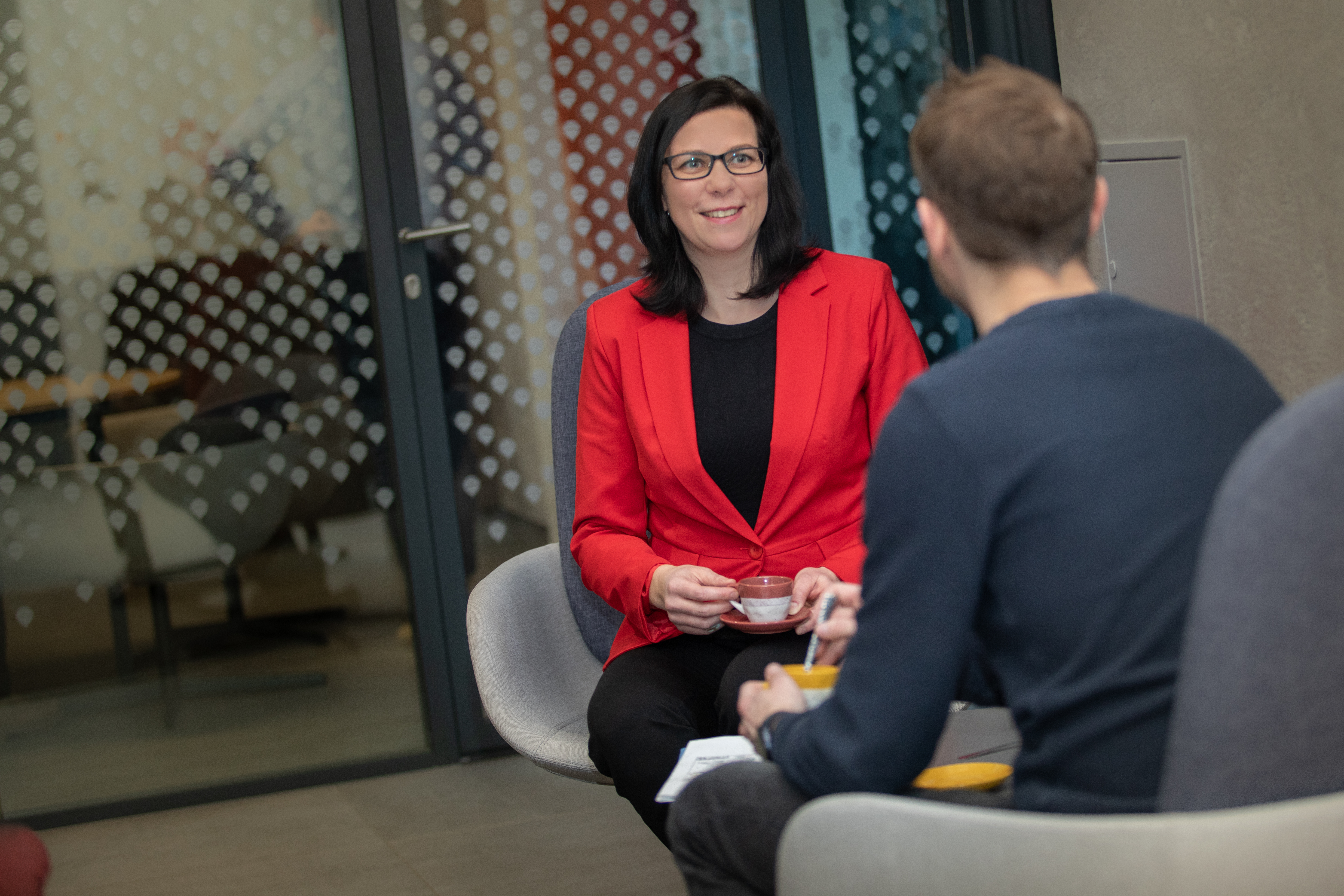 <h2 class="h2">O <span style="color: #dc1c2e;">mně</span></h2>
<p>Jsem máma dvou dětí a vždy jsem se upřímně zajímala o lidi, jejich příběhy a prožitky, úspěchy i nezdary, radosti či trápení. Stejně jako každý z nás máme svůj jedinečný životní příběh, ten svůj by mohla vyprávět i každá nemovitost. A ať chceme nebo ne, s našimi nemovitostmi jsme více či méně citově spjatí. Emoce či komplikované životní okolnosti mnohdy provází i samotný prodej nemovitosti, proto někdy není jednoduché se správně a s odstupem rozhodnout. Toto si uvědomuji, a proto ke každému prodávajícímu přistupuji <strong>individuálně</strong> a <strong>s respektem</strong> k jeho potřebám.</p>
<p>Kromě <strong>empatie a lidského přístupu</strong> klienti na mé práci oceňují svědomitost, pragmatismus a <strong>schopnost vyřešit problémy</strong>. Za neméně důležité já sama považuji <strong>profesionální a férové jednání</strong> i ke kupujícím, jelikož realitní transakce by měla být založena na důvěře a respektu tak, aby byly všechny strany s výsledkem spokojené.</p>
<p><span lang="cs"><span style="box-sizing: border-box; border: 0px solid #e5e5e5; --tw-border-spacing-x: 0; --tw-border-spacing-y: 0; --tw-translate-x: 0; --tw-translate-y: 0; --tw-rotate: 0; --tw-skew-x: 0; --tw-skew-y: 0; --tw-scale-x: 1; --tw-scale-y: 1; --tw-scroll-snap-strictness: proximity; --tw-ring-offset-width: 0px; --tw-ring-offset-color: #fff; --tw-ring-color: rgba(59,130,246,.5); --tw-ring-offset-shadow: 0 0 #0000; --tw-ring-shadow: 0 0 #0000; --tw-shadow: 0 0 #0000; --tw-shadow-colored: 0 0 #0000; font-family: __helvetica_0a9577, __helvetica_Fallback_0a9577; font-size: 17px; background-color: #ffffff;">Váš příběh mě zajímá a </span><span style="box-sizing: border-box; border: 0px solid #e5e5e5; --tw-border-spacing-x: 0; --tw-border-spacing-y: 0; --tw-translate-x: 0; --tw-translate-y: 0; --tw-rotate: 0; --tw-skew-x: 0; --tw-skew-y: 0; --tw-scale-x: 1; --tw-scale-y: 1; --tw-scroll-snap-strictness: proximity; --tw-ring-offset-width: 0px; --tw-ring-offset-color: #fff; --tw-ring-color: rgba(59,130,246,.5); --tw-ring-offset-shadow: 0 0 #0000; --tw-ring-shadow: 0 0 #0000; --tw-shadow: 0 0 #0000; --tw-shadow-colored: 0 0 #0000; font-family: __helvetica_0a9577, __helvetica_Fallback_0a9577; font-size: 17px; background-color: #ffffff;"><span style="box-sizing: border-box; border: 0px solid #e5e5e5; --tw-border-spacing-x: 0; --tw-border-spacing-y: 0; --tw-translate-x: 0; --tw-translate-y: 0; --tw-rotate: 0; --tw-skew-x: 0; --tw-skew-y: 0; --tw-scale-x: 1; --tw-scale-y: 1; --tw-scroll-snap-strictness: proximity; --tw-ring-offset-width: 0px; --tw-ring-offset-color: #fff; --tw-ring-color: rgba(59,130,246,.5); --tw-ring-offset-shadow: 0 0 #0000; --tw-ring-shadow: 0 0 #0000; --tw-shadow: 0 0 #0000; --tw-shadow-colored: 0 0 #0000; font-weight: bolder;">ráda Vám pomůžu.</span></span></span></p>
<p><span lang="cs"><span style="box-sizing: border-box; border: 0px solid #e5e5e5; --tw-border-spacing-x: 0; --tw-border-spacing-y: 0; --tw-translate-x: 0; --tw-translate-y: 0; --tw-rotate: 0; --tw-skew-x: 0; --tw-skew-y: 0; --tw-scale-x: 1; --tw-scale-y: 1; --tw-scroll-snap-strictness: proximity; --tw-ring-offset-width: 0px; --tw-ring-offset-color: #fff; --tw-ring-color: rgba(59,130,246,.5); --tw-ring-offset-shadow: 0 0 #0000; --tw-ring-shadow: 0 0 #0000; --tw-shadow: 0 0 #0000; --tw-shadow-colored: 0 0 #0000; font-family: __helvetica_0a9577, __helvetica_Fallback_0a9577; font-size: 17px; background-color: #ffffff;">Ozvěte se.</span></span></p>