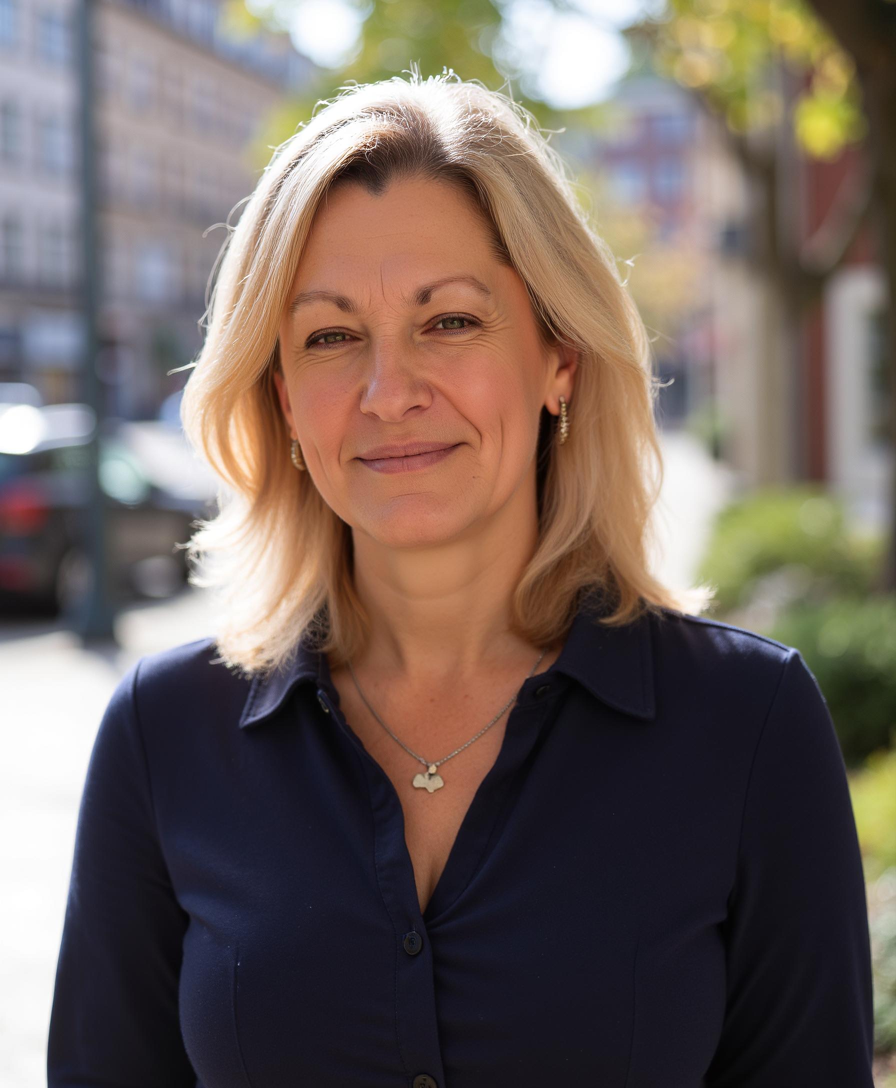 <h2 class="h2">O <span style="color: #dc1c2e;">mně</span></h2>
<p data-start="185" data-end="476">Jsem realitní makléřka <strong data-start="208" data-end="229">RE/MAX Delux Brno</strong> a původně tlumočnice. Kvůli <strong data-start="258" data-end="284">částečné ztrátě sluchu</strong> jsem změnila obor, ale chuť pracovat s lidmi mi zůstala. Ke každému klientovi přistupuji s <strong data-start="376" data-end="412">empatií, trpělivostí a respektem</strong>, aby prodej či nákup nemovitosti proběhl v klidu a s důvěrou.</p>