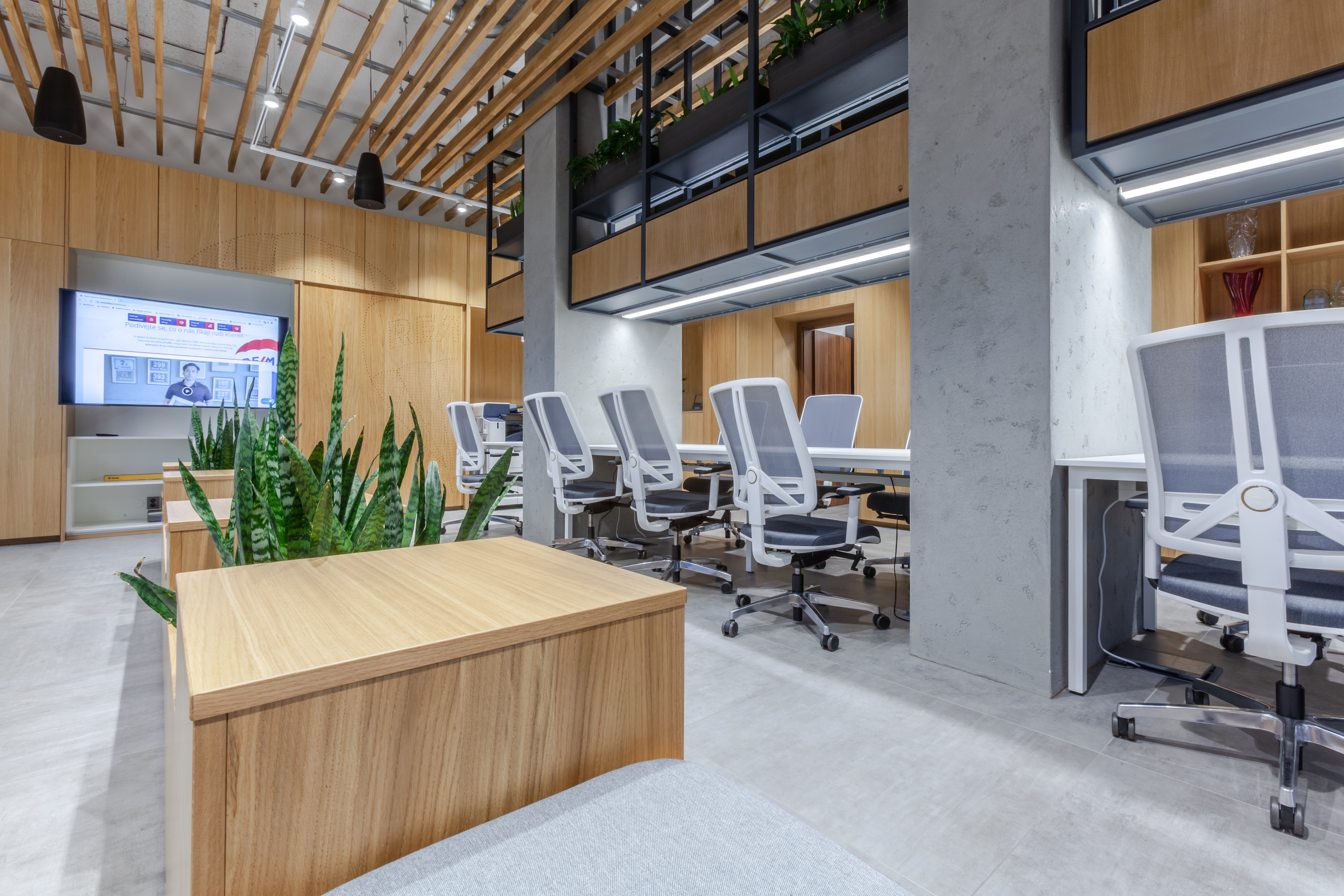 <h2>Moje <span style="color: #dc1c2e;">práce</span></h2>
<p>Zakládám si na <strong>profesionálním</strong> a osobním <strong>přístupu</strong> <strong>ke</strong> každému <strong>klientovi</strong>. Poskytuji kompletní služby při prodeji, koupi i pronájmu nemovitostí, včetně prezentace a právního servisu. Díky silnému zázemí nabízím <strong>bezpečný a hladký průběh</strong> obchodu.</p>