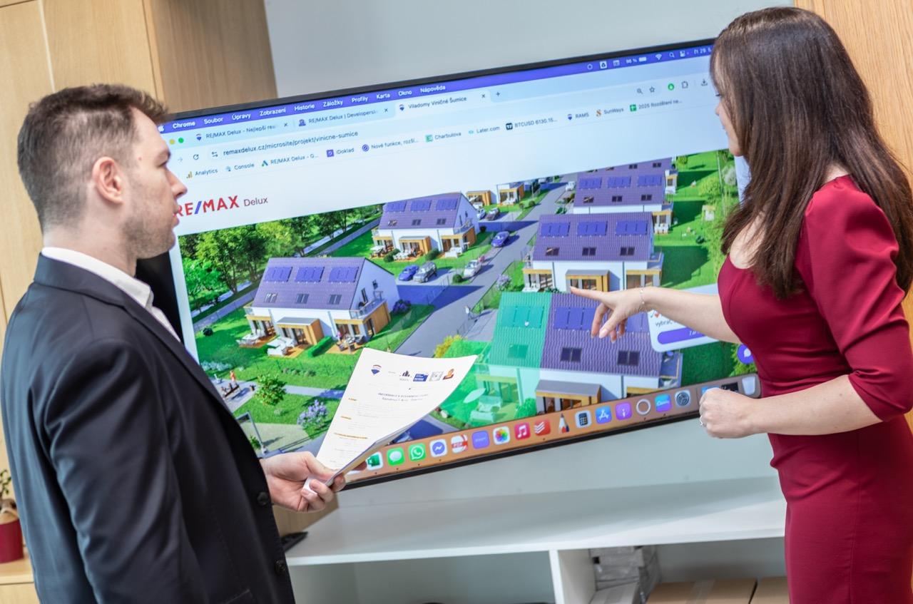 <h2 class="h2">Delux Develop <span style="color: #dc1c2e;">jediný systém na světe</span></h2>
<p>V RE/MAX Delux <strong>jsme vytvořili ucelený IT systém</strong>, díky kterému prodáte nebo pronajmete nemovitosti z vašeho developerského projektu snadno a profesionálně.</p>
<p>Tento systém jsme <strong>vyvíjeli několik let</strong> a pronajímáme ho i ostatním pobočkám realitních kanceláří ve franšížové sítí RE/MAX ČR.</p>
