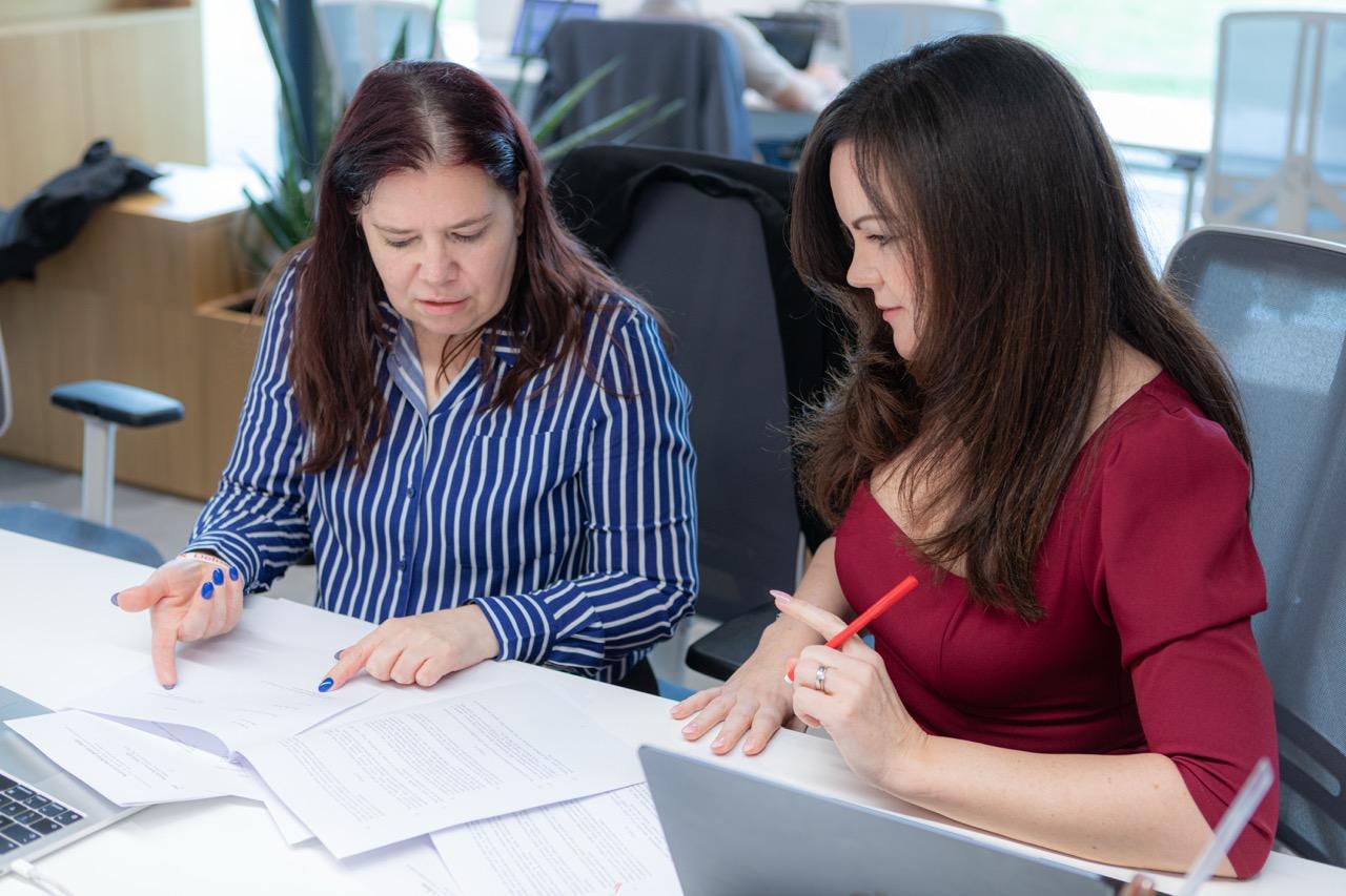 <h2 class="h2">O <span style="color: #dc1c2e;">mně</span></h2>
<p>V Brně žiju celý život a mám dvě děti, takže vím, jak důležitý je domov. Jsem kamarádská, pravidelně sportuji a věnuji se seberozvoji. <strong>Věřím v kvalitní práci</strong> a vztahy jsou pro mě vždy na prvním místě. Jsem perfekcionistka až do detailů – a přesně tak přistupuji i ke své práci.</p>