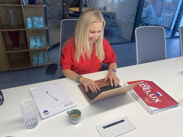 <h2 class="h2">O <span style="color: #dc1c2e;">mně</span></h2>
<p>Bydlím již několik let ve vinařské vesnici Dolní Dunajovice u Mikulova s manželem Markem a našimi třemi dětmi. <strong>Už od mládí mě lákalo vlastní podnikání</strong>, proto jsem se ve dvaceti rozhodla jít vlastní cestou. Nedělám věci napůl a vždy <strong>směřuji k nejlepším výsledkům</strong> pro své klienty.</p>