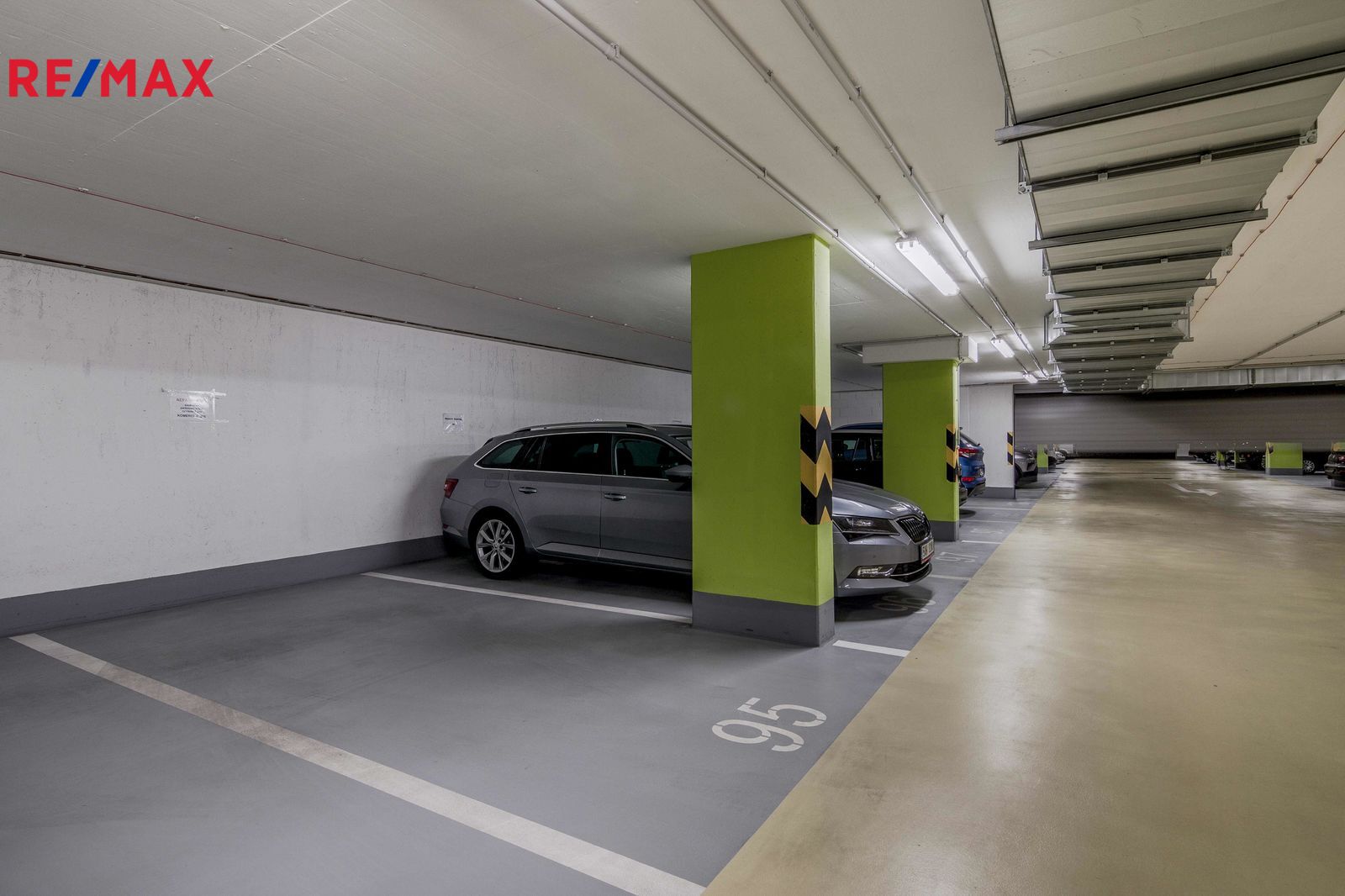 Pronájem garážového stání, 13 m2, Praha