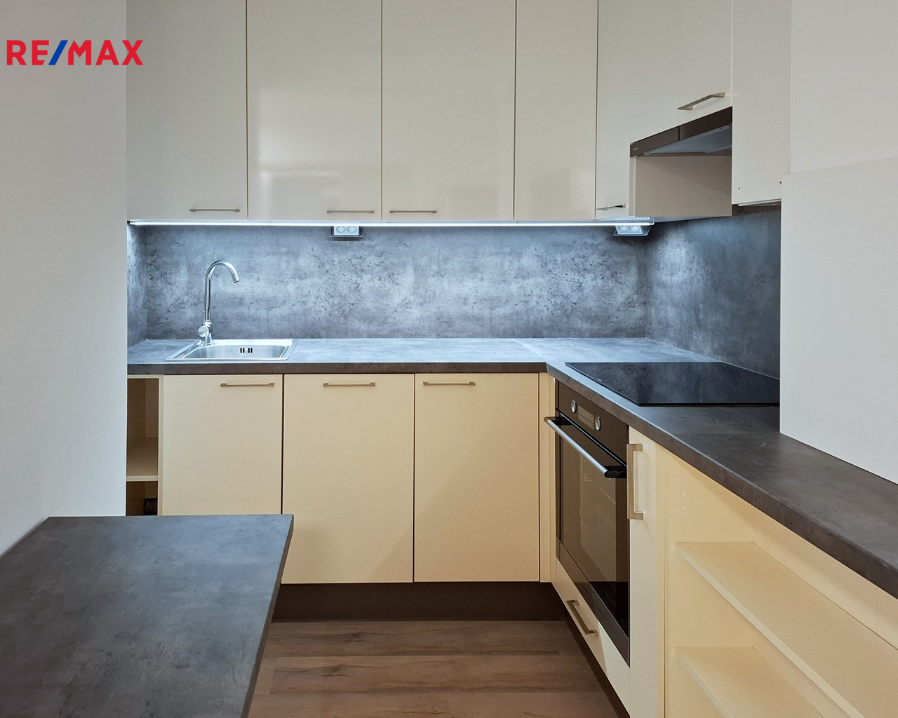 Pronájem bytu 2+kk, 42,8 m2, Praha