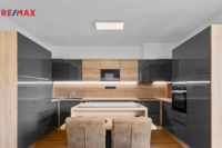 REMAX Delux