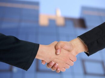 V zahraničí je běžné, že jsou makléři na obou stranách obchodu s nemovitostmi