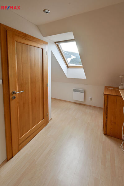 2703446.jpeg 2703446.jpeg