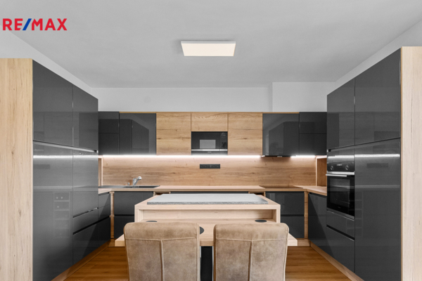 REMAX Delux