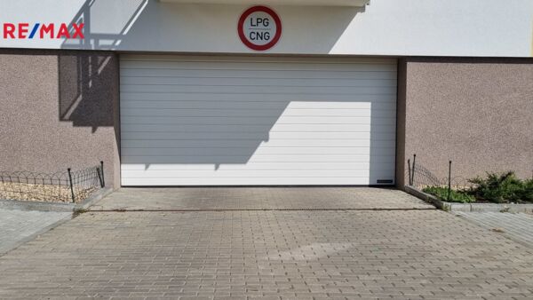 Pronájem garážového stání, 15 m2, Brno