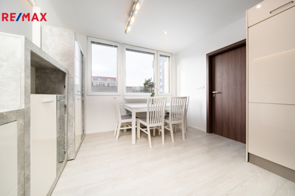 REMAX Delux