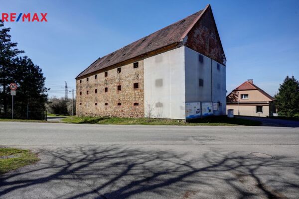 Prodej vícegeneračního domu, 1303 m2, Zlosyň