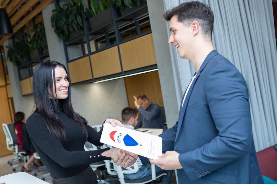 https://www.remaxdelux.cz/cdn/image/FygtEF0dr5PpIxr4K1XHmJYC87WpSRLi.jpeg