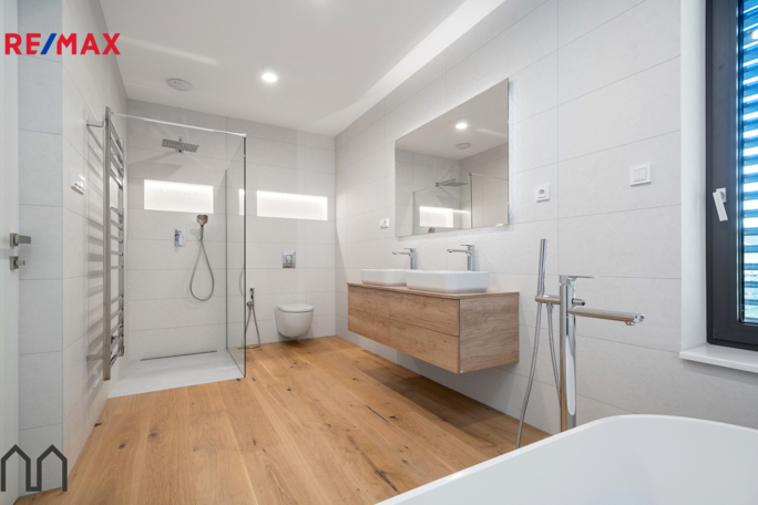 2845772.jpg 2845772.jpg