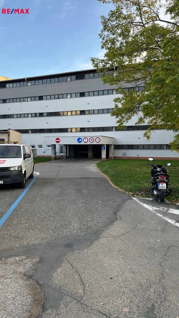 Pronájem garážového stání, 20 m2, Brno