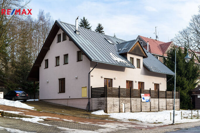 2703438.jpeg 2703438.jpeg