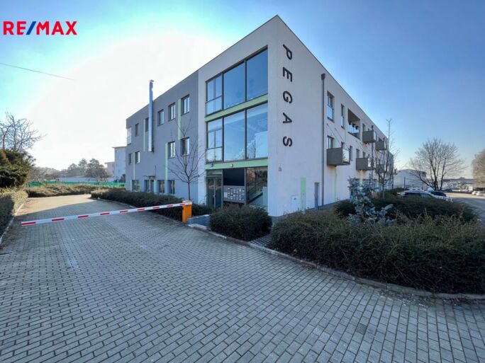 Pronájem garážového stání, 15 m2, Brno - obrázek 1