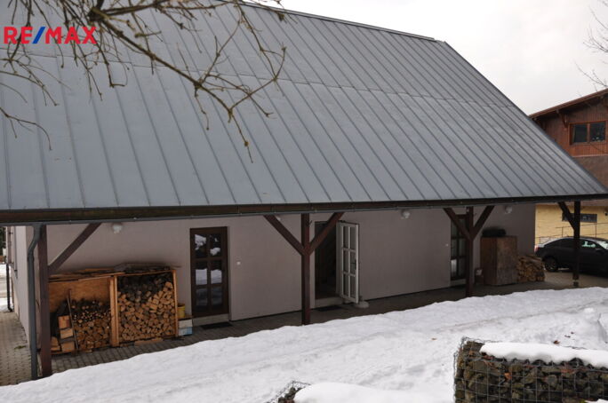 2703435.jpeg 2703435.jpeg