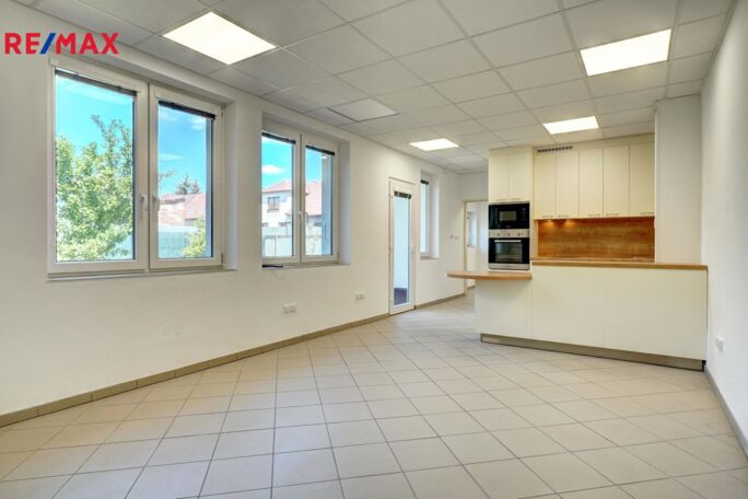 Pronájem obchodního prostoru, 56 m2, Oslavany - obrázek 3