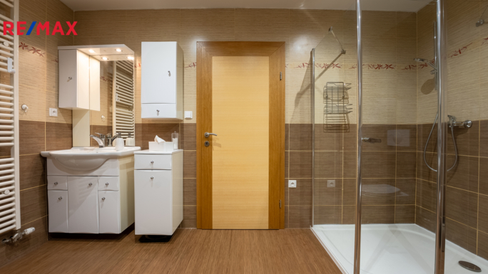 Prodej rodinného domu, 198 m2, Černá Hora - obrázek 36