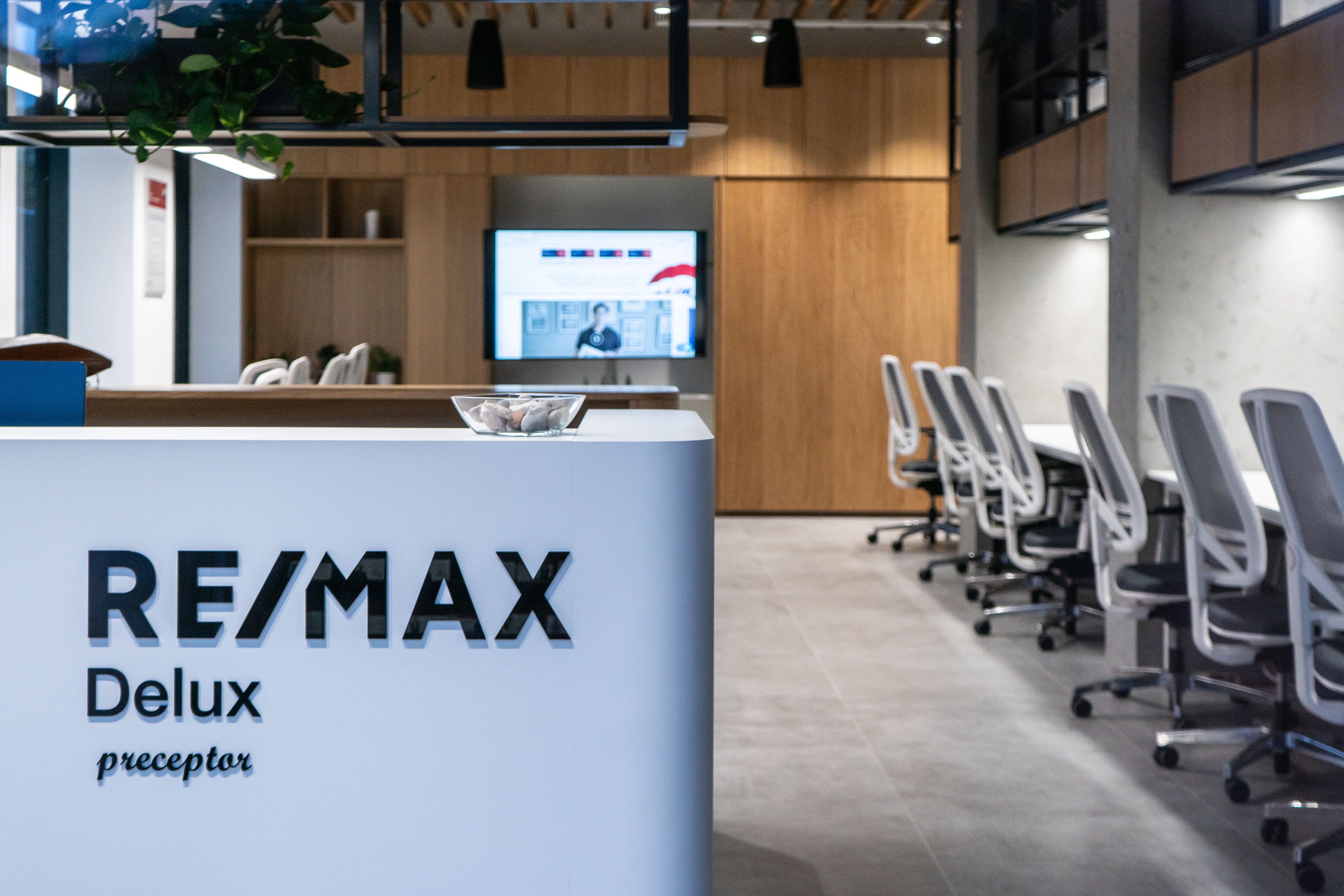 kancelář REMAX Delux