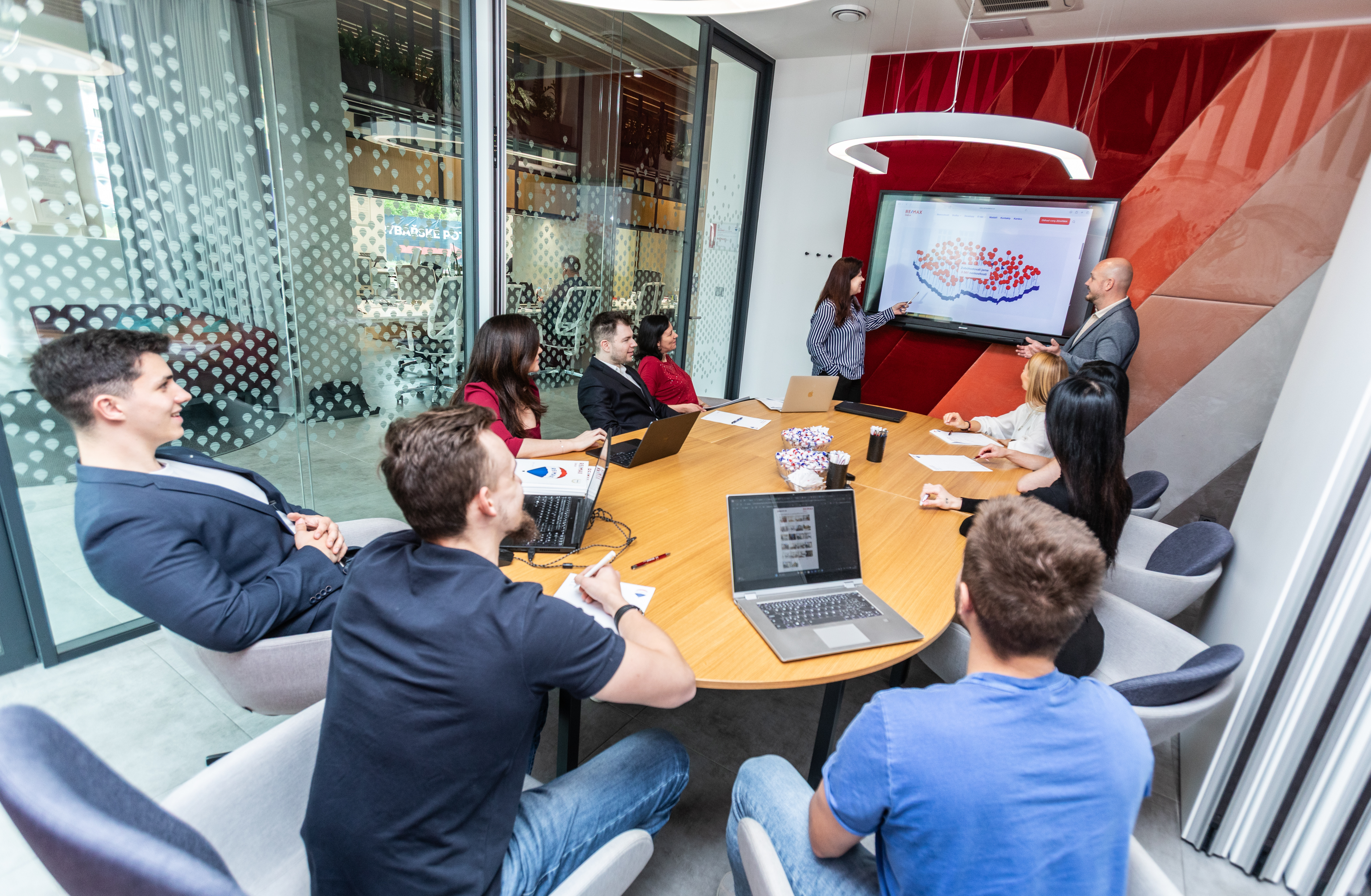 tým remax delux v zasedačce