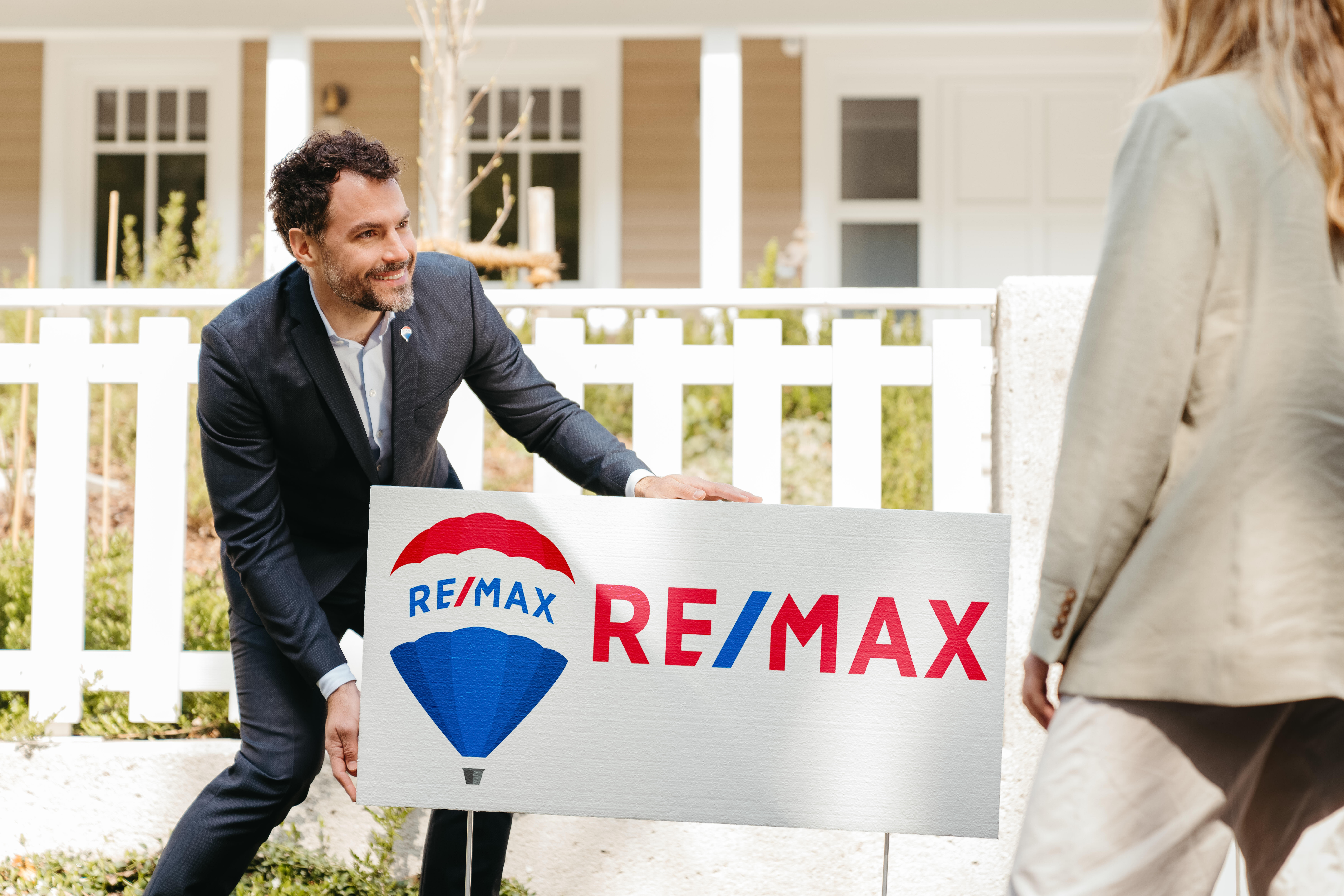 cedule remax před nemovitostí