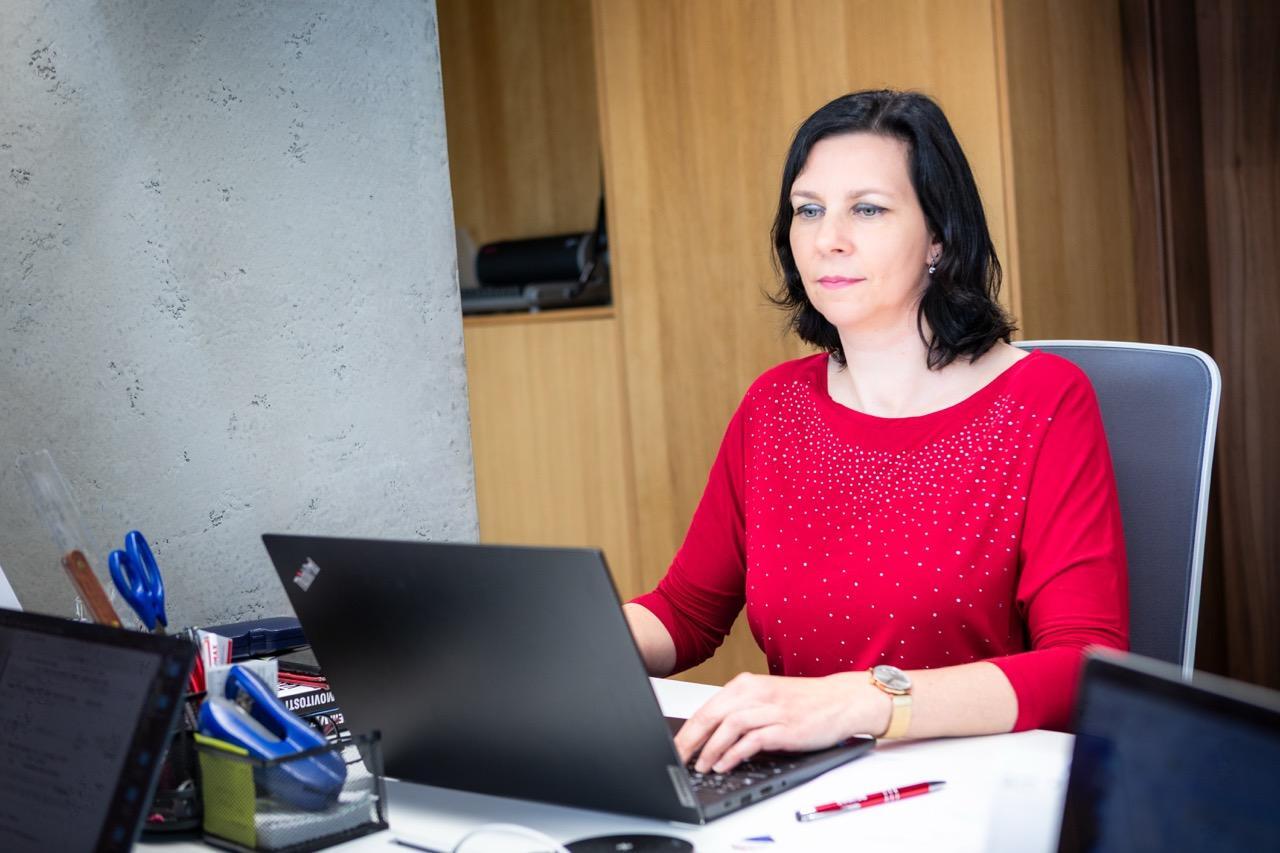 Standardní pracovní den realitní makléřky