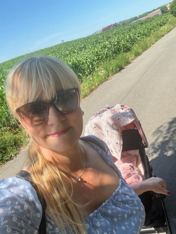 <span style="color: #dc1c2e;">Poznejte</span> <span style="color: #003da5;">Dášu Mičíkovou</span>