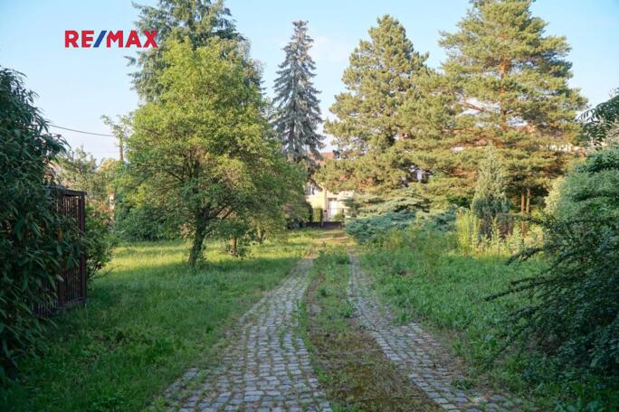 Prodej třípodlažního  rodinného domu 6 + 1 + technické místnosti - obrázek 2