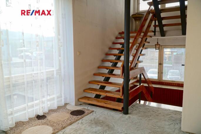 Prodej třípodlažního  rodinného domu 6 + 1 + technické místnosti - obrázek 8